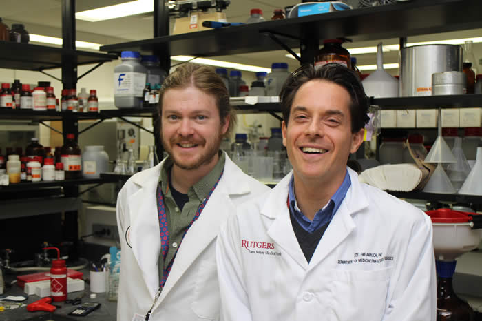 Tom Stratton and Professor Joel Freundlich in the lab, Oct. 2014
